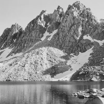 Riferimento scelto: cime frastagliate sopra un lago, in bianco e nero